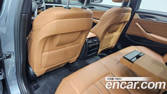BMW 5-Series 2018 — photo 32