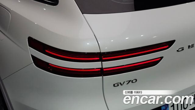 Genesis GV70 2023 — photo 9