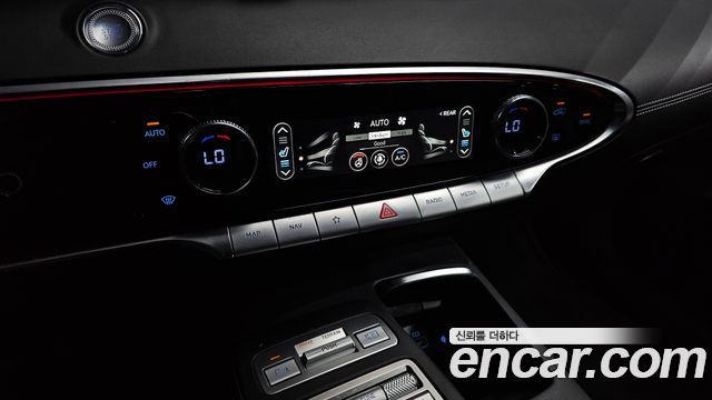 Genesis GV70 2023 — photo 31