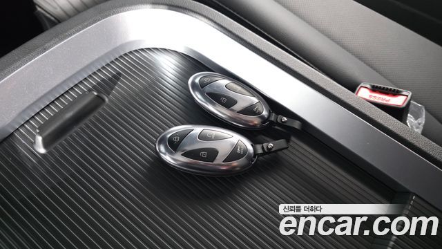 Hyundai Staria 2025 — photo 23