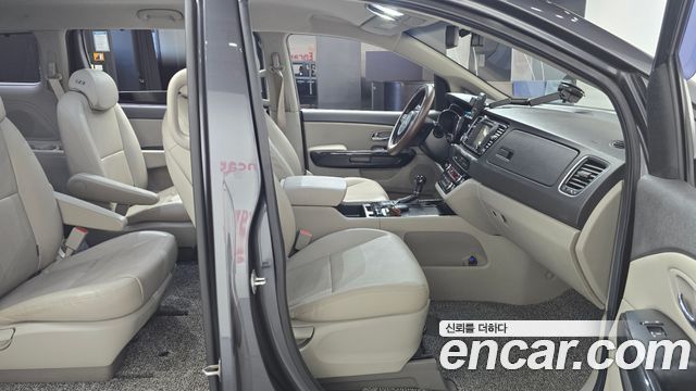 Kia Canival 2016 — photo 16