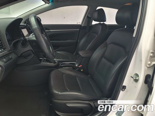 Hyundai AVANTE 2017 — photo 10