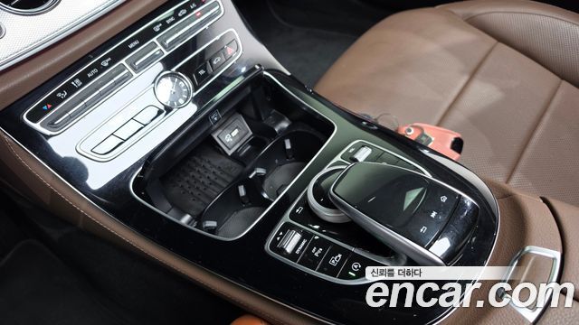 Mercedes-Benz E-Class 2020 — photo 9