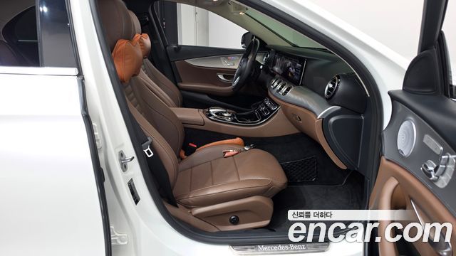 Mercedes-Benz E-Class 2020 — photo 11
