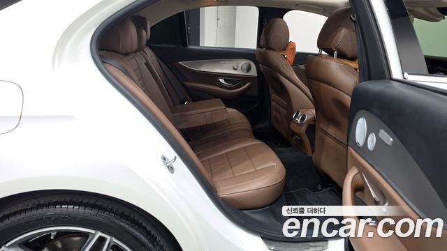 Mercedes-Benz E-Class 2020 — photo 12