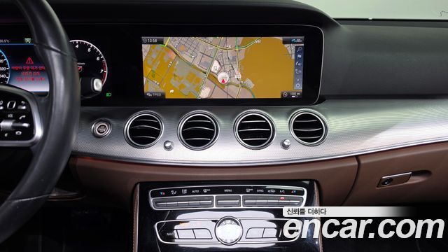 Mercedes-Benz E-Class 2020 — photo 13