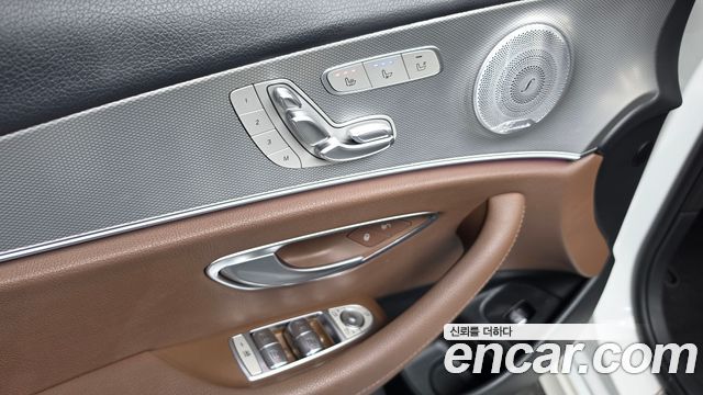 Mercedes-Benz E-Class 2020 — photo 19