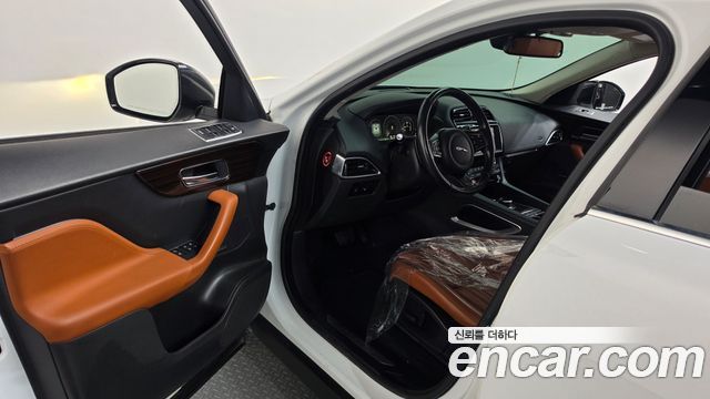 Jaguar F-PACE 2017 — photo 10