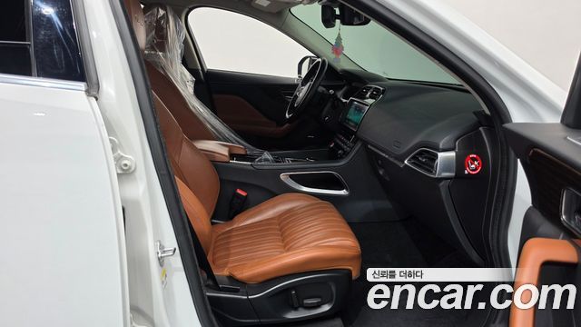 Jaguar F-PACE 2017 — photo 11