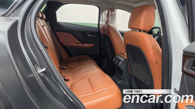 Jaguar F-PACE 2017 — photo 12