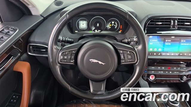 Jaguar F-PACE 2017 — photo 13