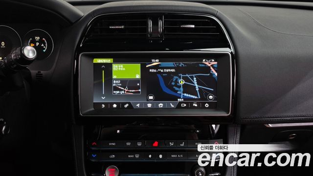 Jaguar F-PACE 2017 — photo 14