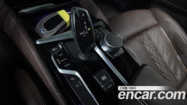 BMW 5-Series 2019 — photo 12
