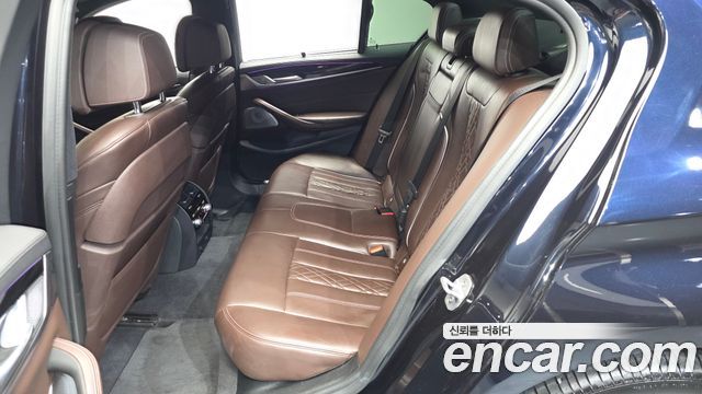 BMW 5-Series 2019 — photo 17