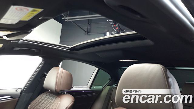 BMW 5-Series 2019 — photo 23