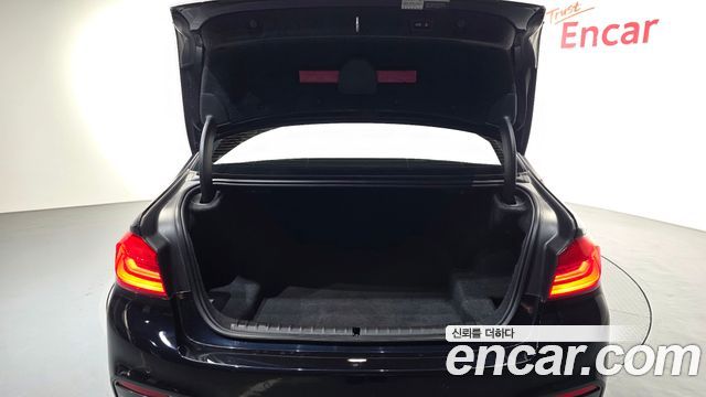 BMW 5-Series 2019 — photo 25