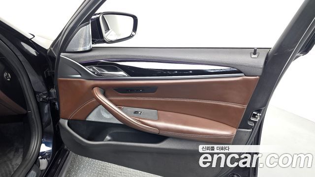 BMW 5-Series 2019 — photo 14