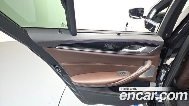 BMW 5-Series 2019 — photo 15