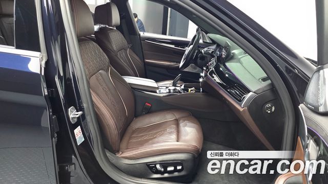 BMW 5-Series 2019 — photo 16