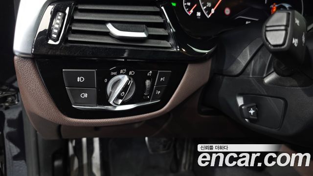 BMW 5-Series 2019 — photo 29