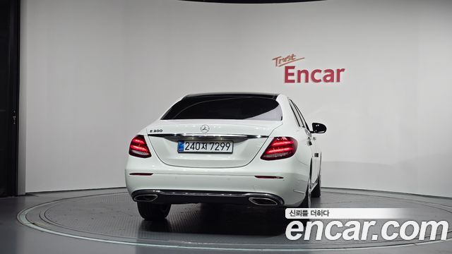 Mercedes-Benz E-Class 2017 — photo 4
