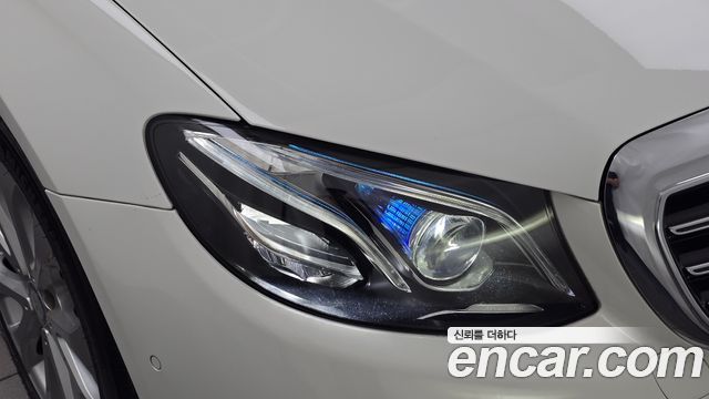 Mercedes-Benz E-Class 2017 — photo 8