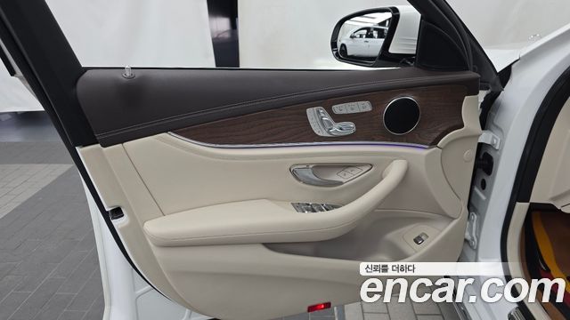 Mercedes-Benz E-Class 2017 — photo 14