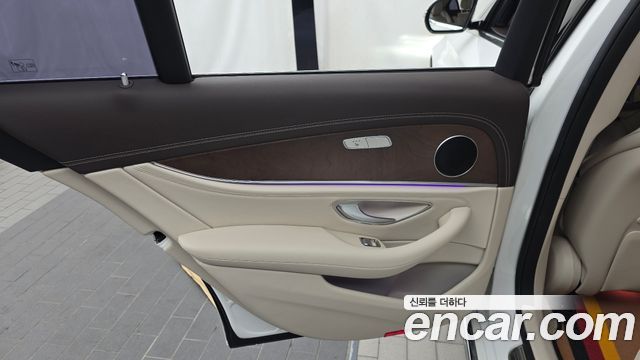 Mercedes-Benz E-Class 2017 — photo 15
