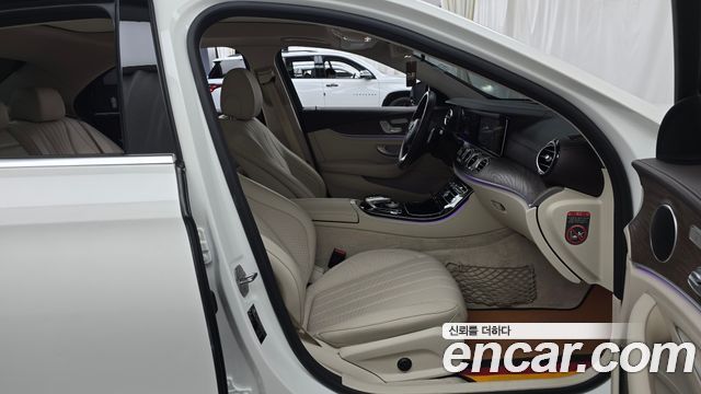 Mercedes-Benz E-Class 2017 — photo 16