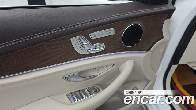 Mercedes-Benz E-Class 2017 — photo 30