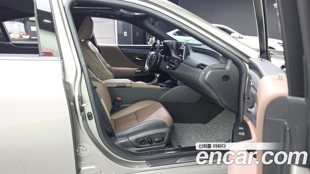Lexus ES 2023 — photo 17