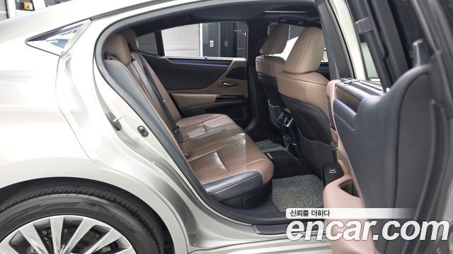 Lexus ES 2023 — photo 18