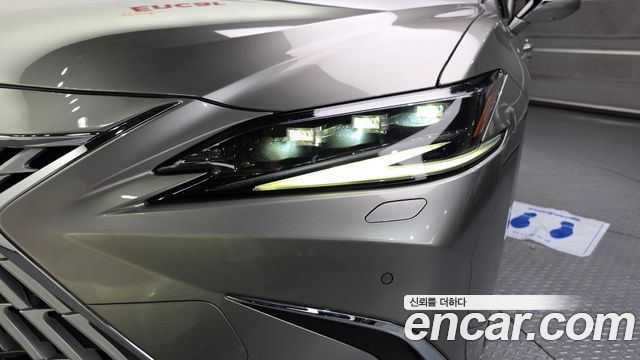 Lexus ES 2023 — photo 8