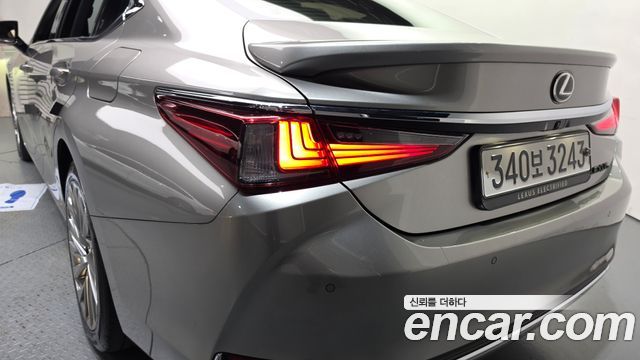 Lexus ES 2023 — photo 9