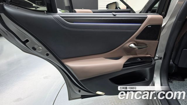 Lexus ES 2023 — photo 15