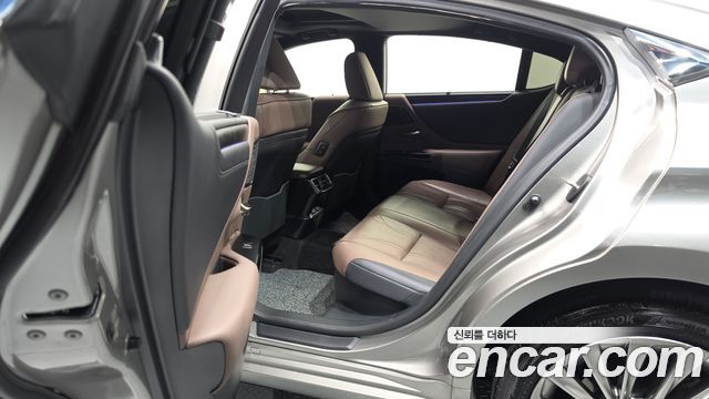 Lexus ES 2023 — photo 16