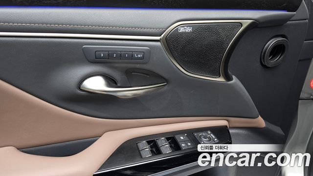 Lexus ES 2023 — photo 28