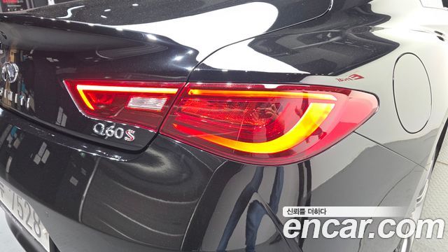 Infiniti Q60 2018 — photo 9