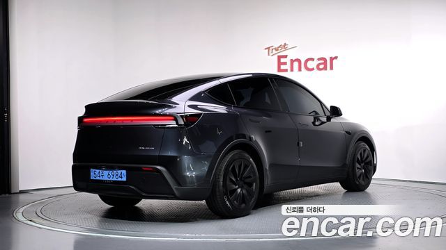 Tesla Model Y 2026 — photo 2