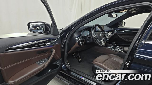 BMW 5-Series 2018 — photo 10