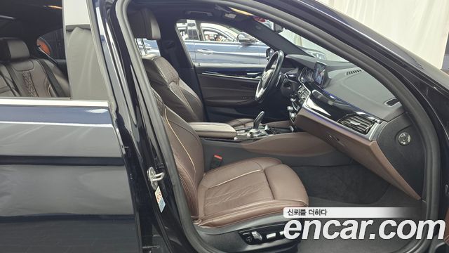 BMW 5-Series 2018 — photo 11