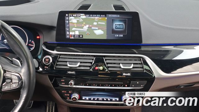 BMW 5-Series 2018 — photo 14