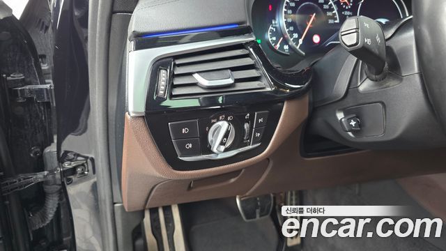 BMW 5-Series 2018 — photo 16