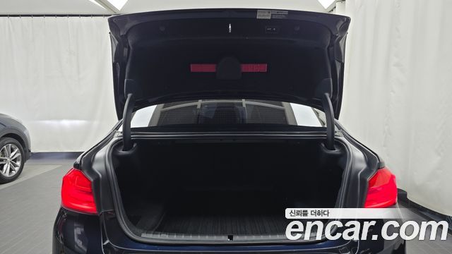 BMW 5-Series 2018 — photo 20