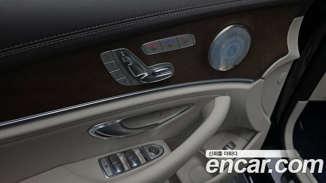 Mercedes-Benz E-Class 2018 — photo 26