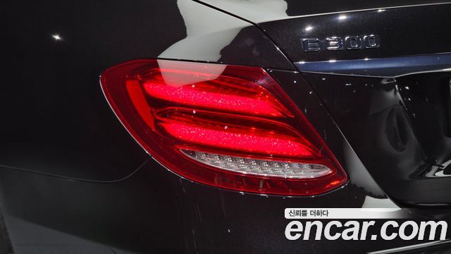 Mercedes-Benz E-Class 2018 — photo 9