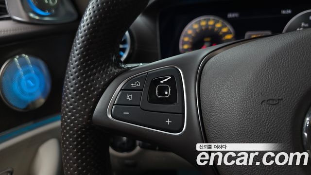 Mercedes-Benz E-Class 2018 — photo 30