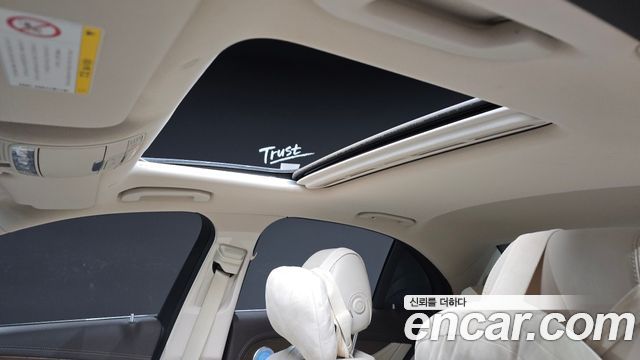 Mercedes-Benz E-Class 2018 — photo 32