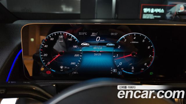 Mercedes-Benz GLB-Class 2020 — photo 11