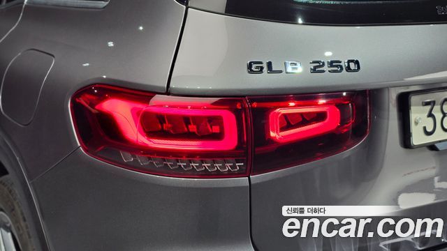 Mercedes-Benz GLB-Class 2020 — photo 9